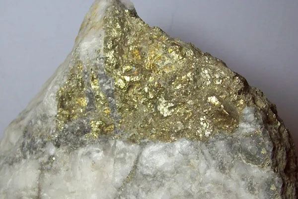 這種最像黃金的礦石看起來(lái)很漂亮，常被人誤認(rèn)成是金礦石